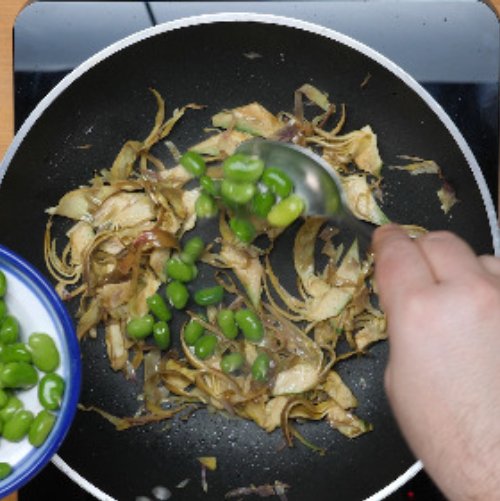 Preparazione Cavatelli allo zafferano con fave carciofi e piselli 07