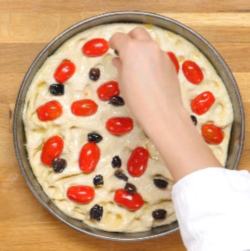 Preparazione Focaccia ai pomodorini e olive 04