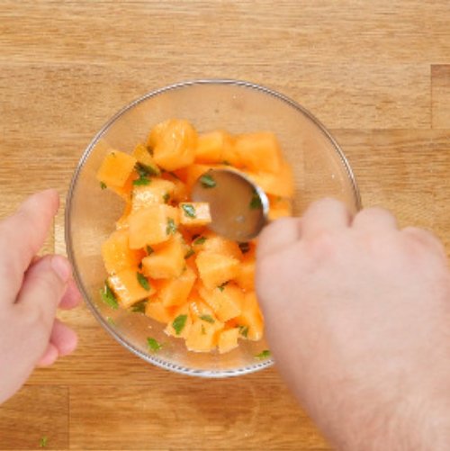 Preparazione Insalata di melone salsa melba e menta 02