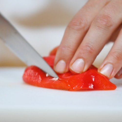 Preparazione Mezzemaniche con salsa ai peperoni acciughe e ricotta 03