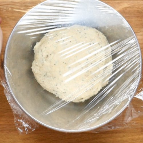 Preparazione Crackers con semi misti, robiola e verdure 04