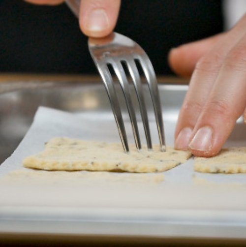 Preparazione Crackers con semi misti, robiola e verdure 07