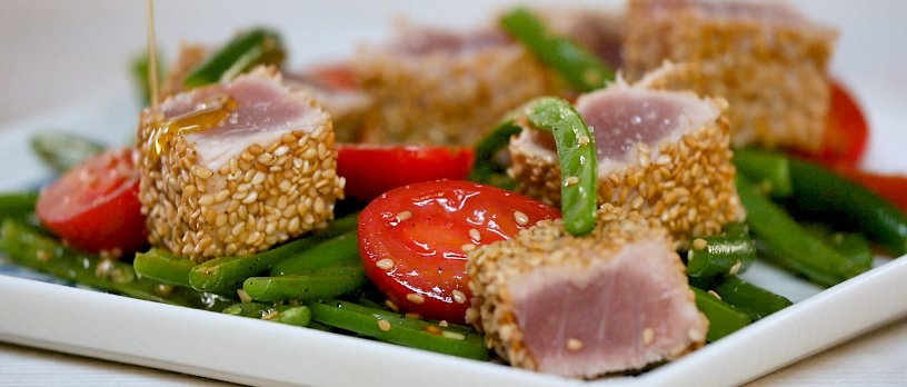Preparazione Tonno scottato insalata di fagiolini e sesamo 09