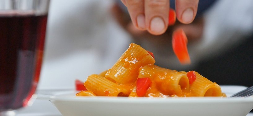 Preparazione Mezzemaniche con salsa ai peperoni acciughe e ricotta 13