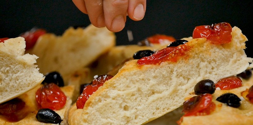 Preparazione Focaccia ai pomodorini e olive 05