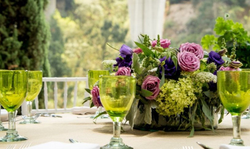 Centrotavola con fiori rosa e viola