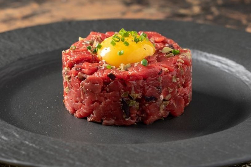 Tartare di manzo con uovo