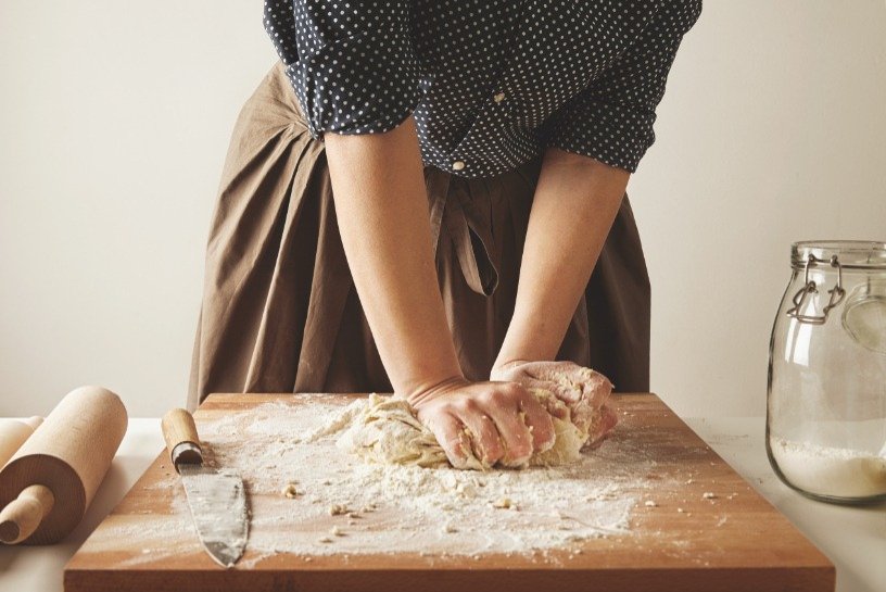 Donna che impasta