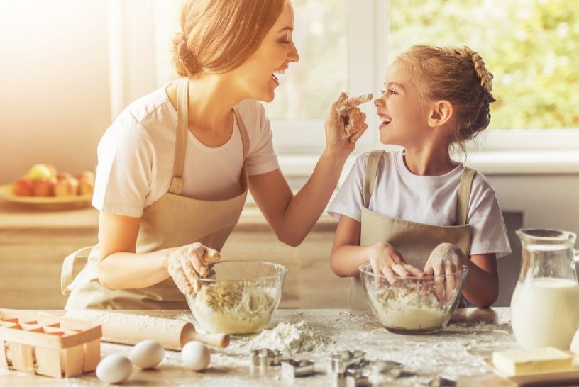 Mamma e figlia in cucina che impastano