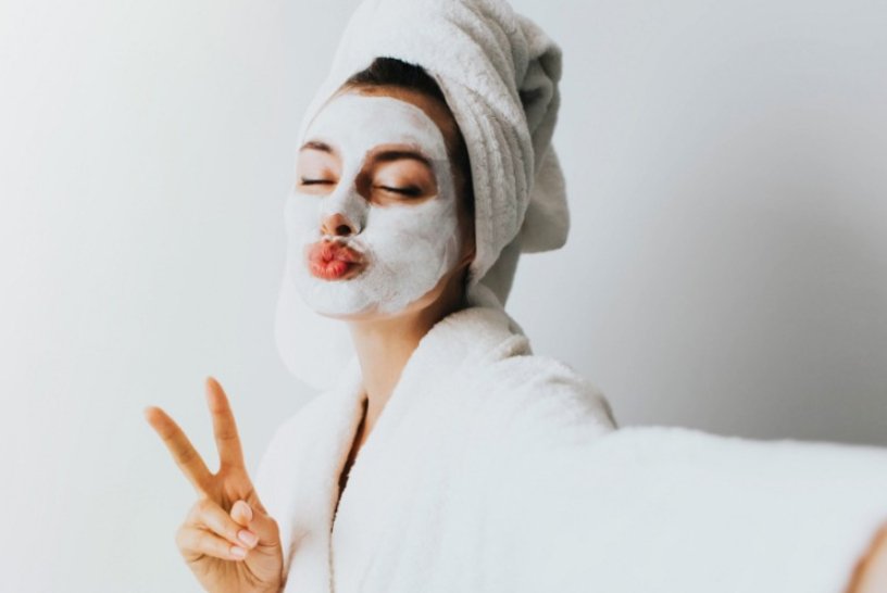 Donna con maschera di bellezza