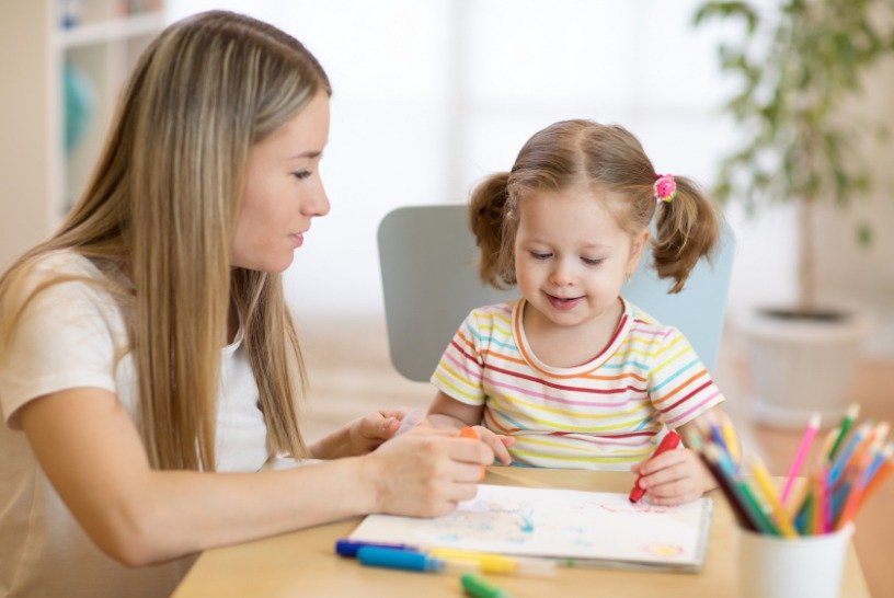 Mamma e figlia che disegnano