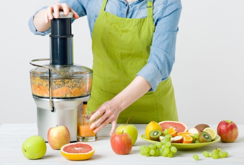 Persona che usa la centrifuga