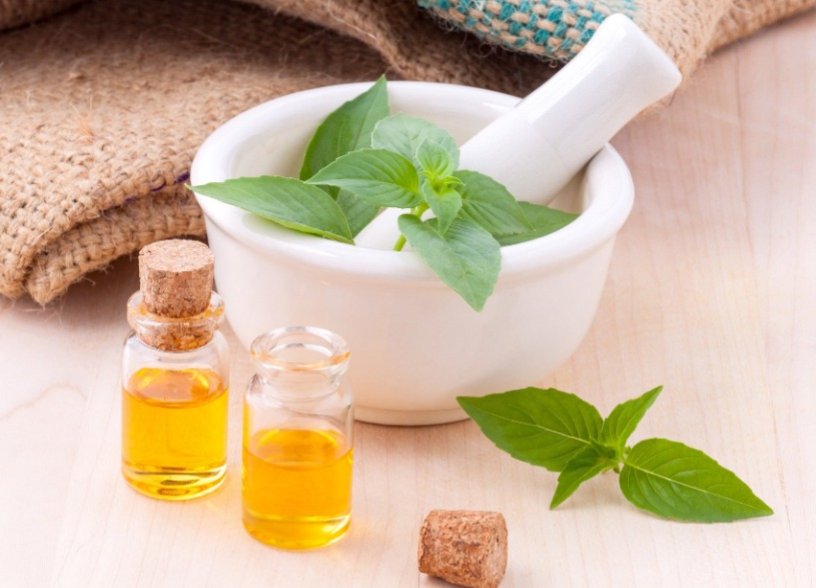 Mortaio e pestello con basilico