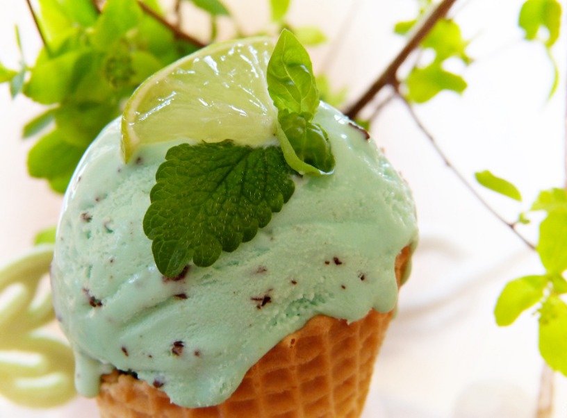 Cono gelato con basilico