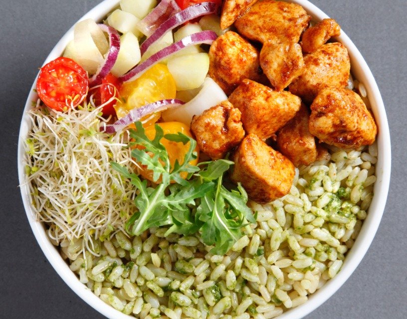Pokè di riso Blond Integrale, pollo al peperone e verdure estive