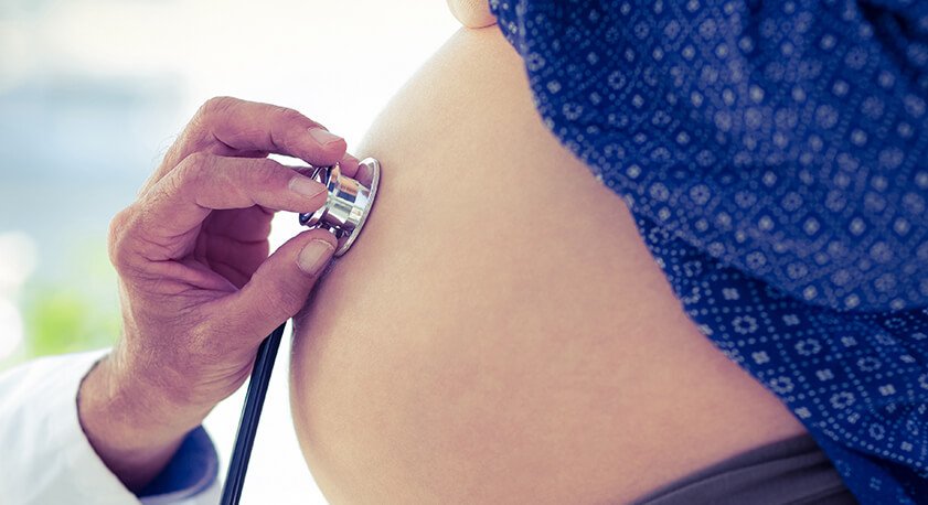 Medico e donna incinta