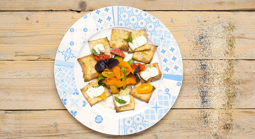 Crackers con semi misti, robiola e verdure
