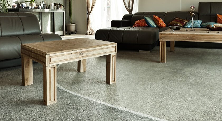 Salotto con pavimento in resina