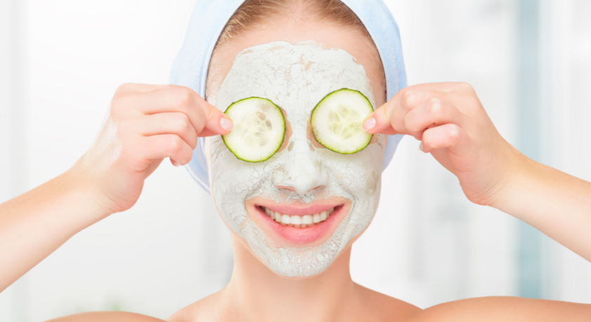 Donna con maschera di bellezza