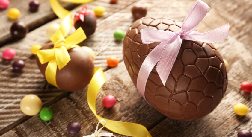 Uova di Pasqua con fiocchi