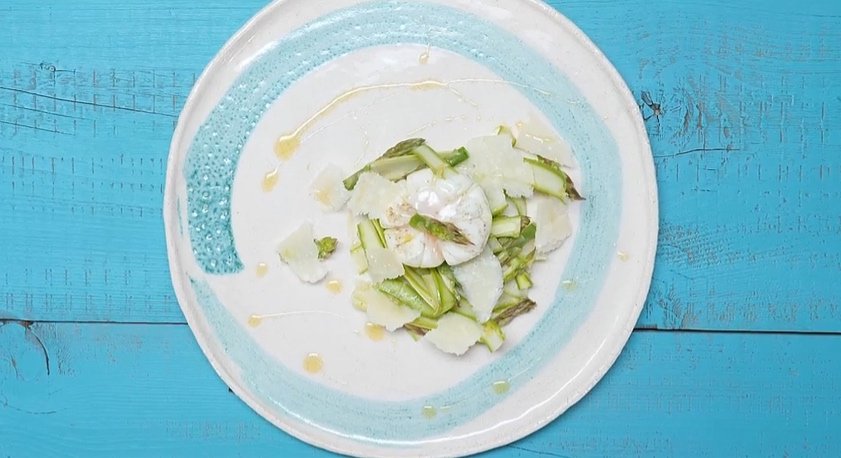 Uovo in forma, insalata di asparagi e scaglie di grana