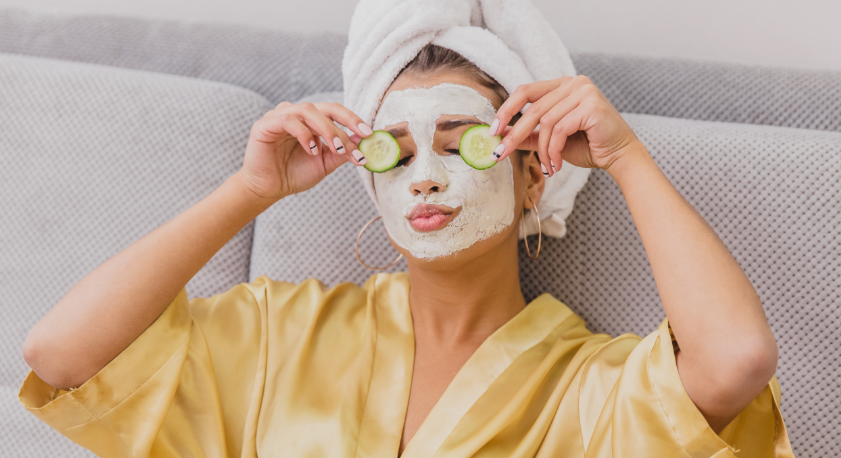 Donna con maschera di bellezza