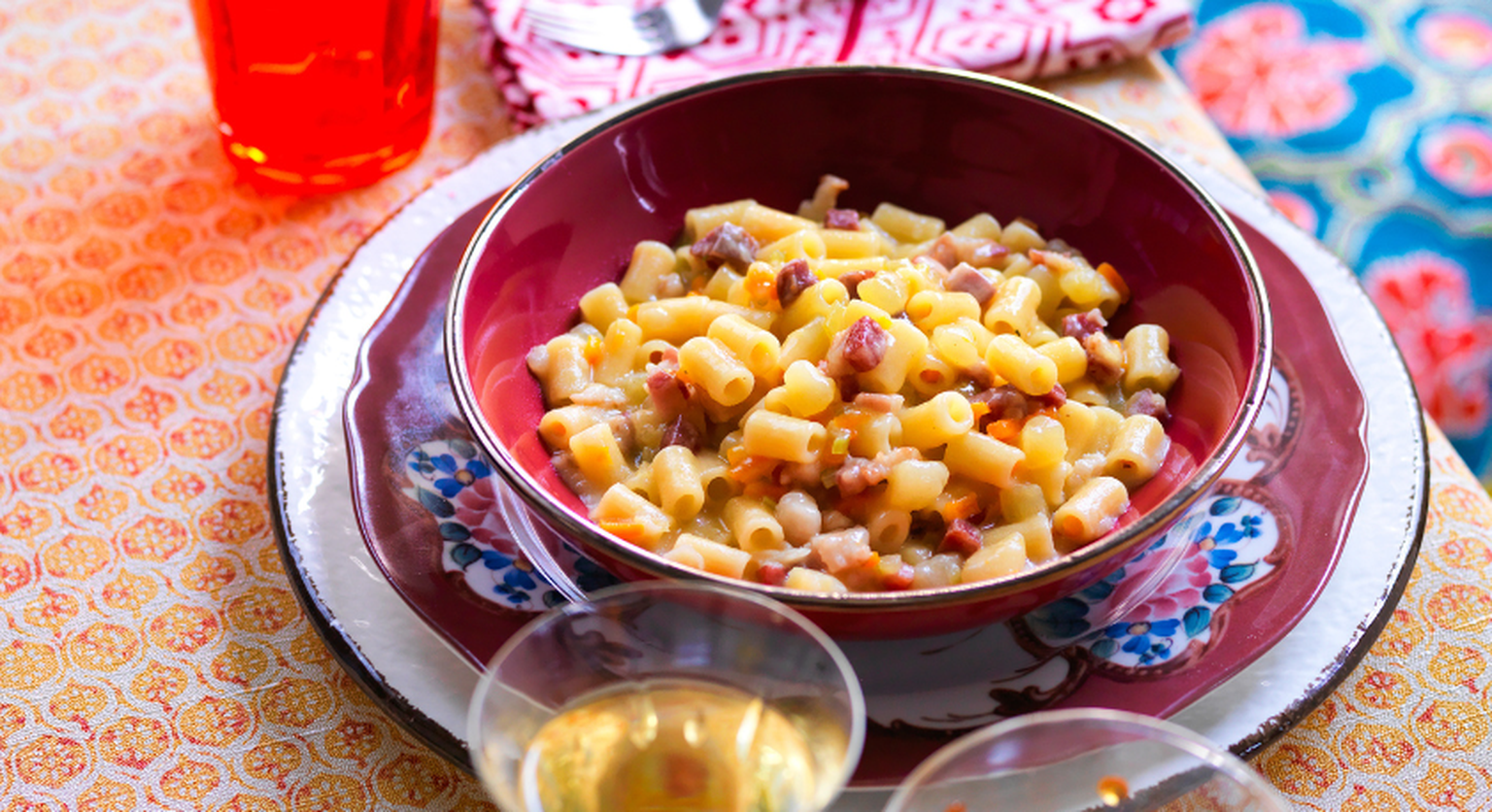 Piatto di pasta con patate, provola, pancetta e rosmarino