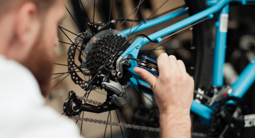 Uomo che aggiusta la bici