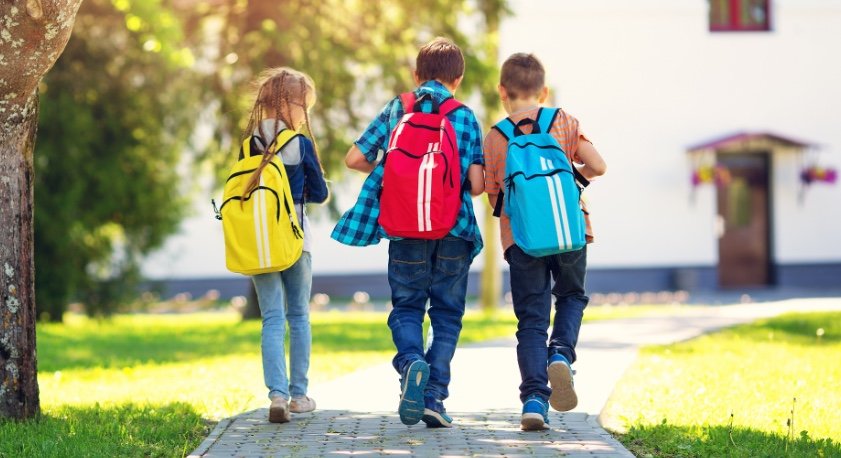 Bambini con zaino sulle spalle