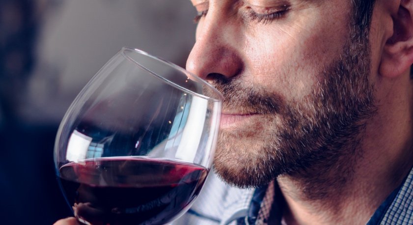 Uomo che degusta vino
