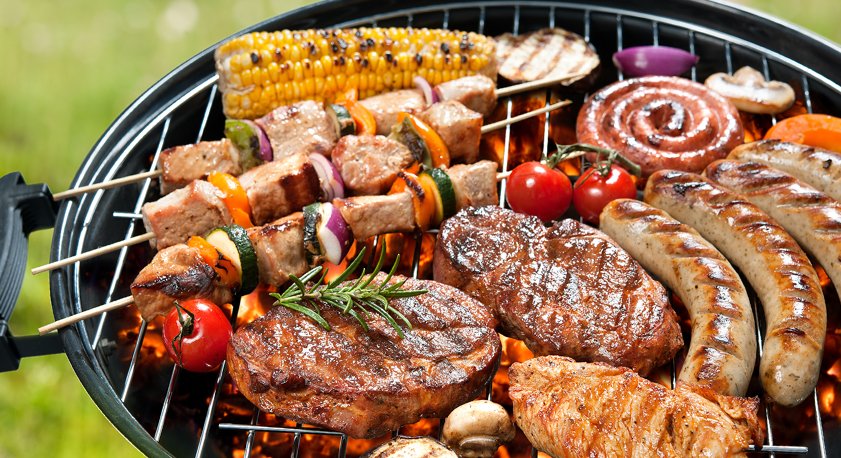 Carne e verdure sul barbecue