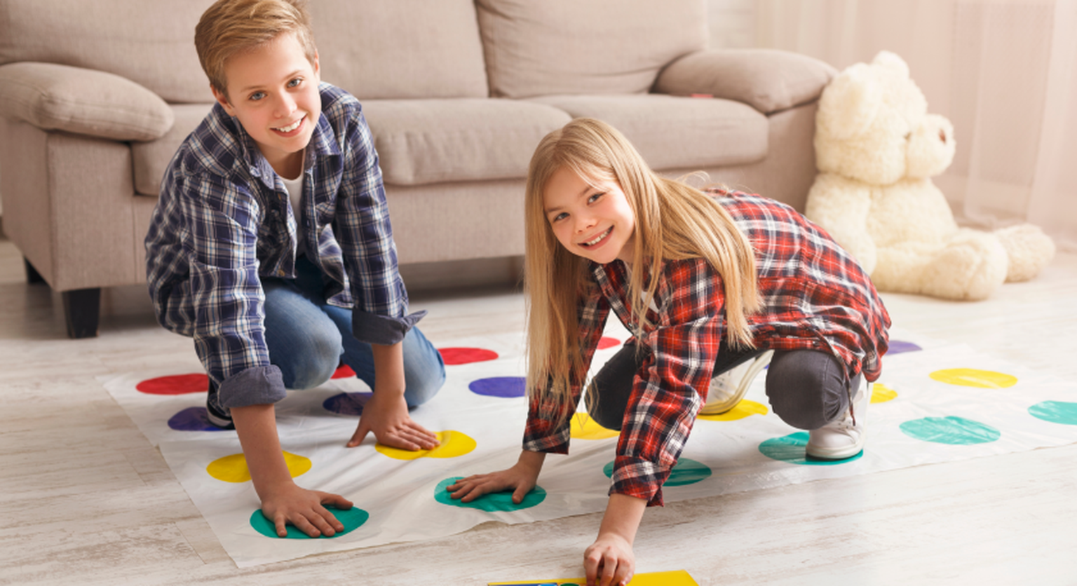 Bambini che giocano a Twister