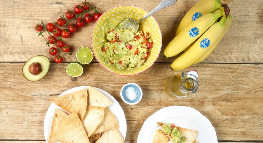Guacamole con banane e tortillas