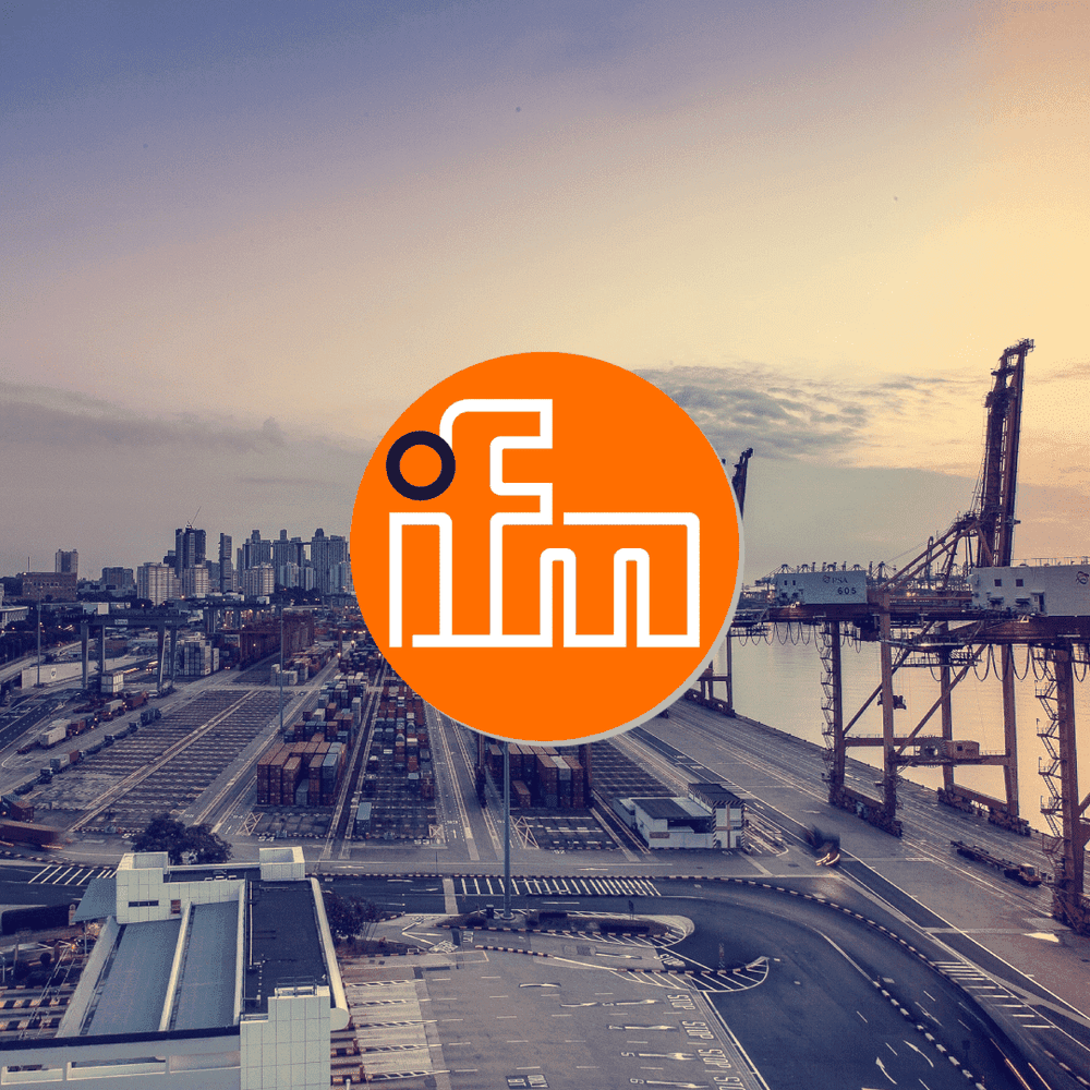 Foto einer Hafenanlage im Hintergrund des Bildes. Im Vordergrund befindet sich das vor allem orangene Logo des Unternehmens ifm.