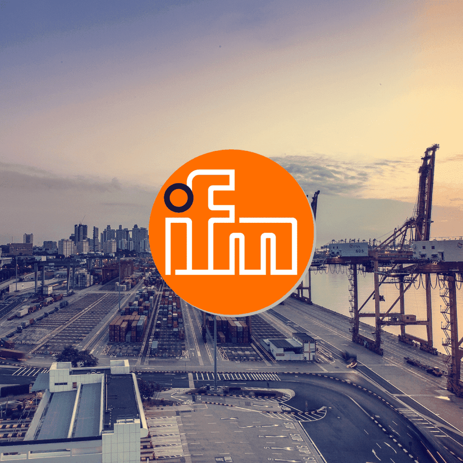 Foto einer Hafenanlage im Hintergrund des Bildes. Im Vordergrund befindet sich das vor allem orangene Logo des Unternehmens ifm.