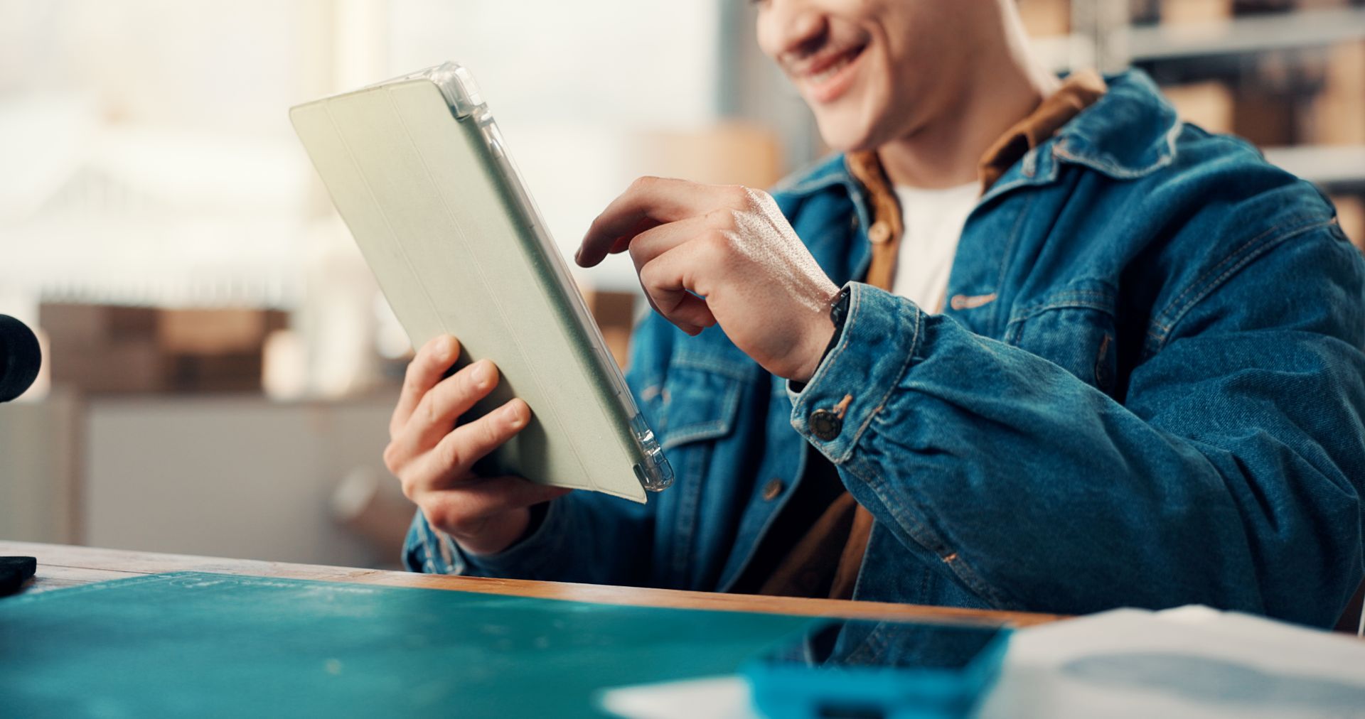 man uses tablet