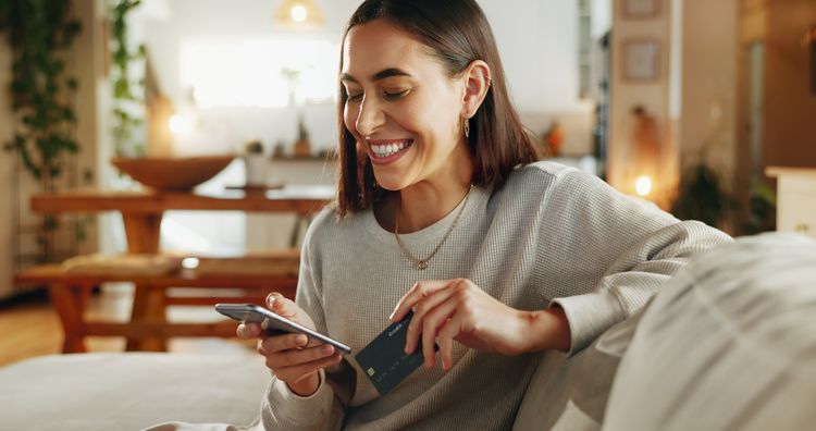 Frau beim Online Banking