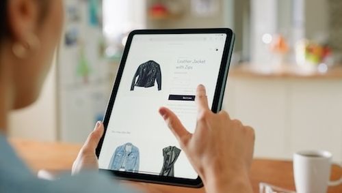 Frau beim Online Shopping