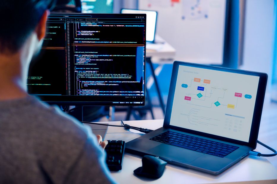 Entwickler, der gerade an einem Computer arbeitet