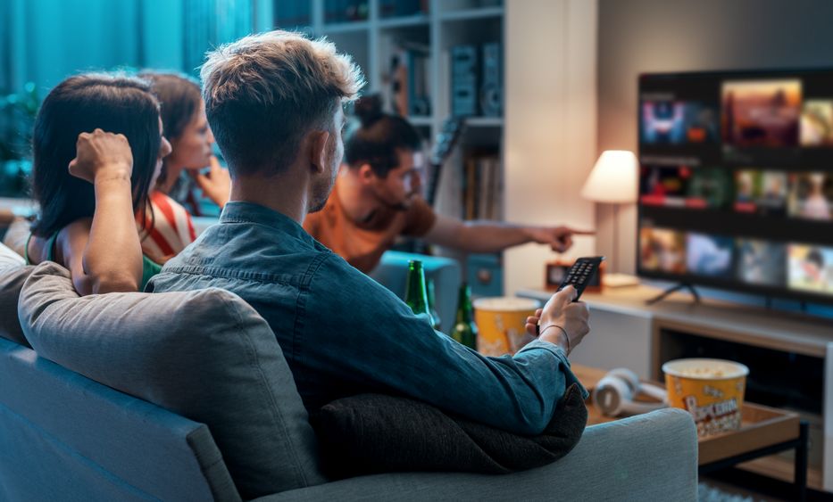 Junge Menschen, die zusammen einen Film streamen