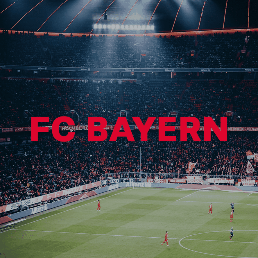 Foto von einem vollbesetzten Fußballstation bei einem Spiel. In der Mitte des Bildes ist der Rote Schriftzug des FC Bayern.