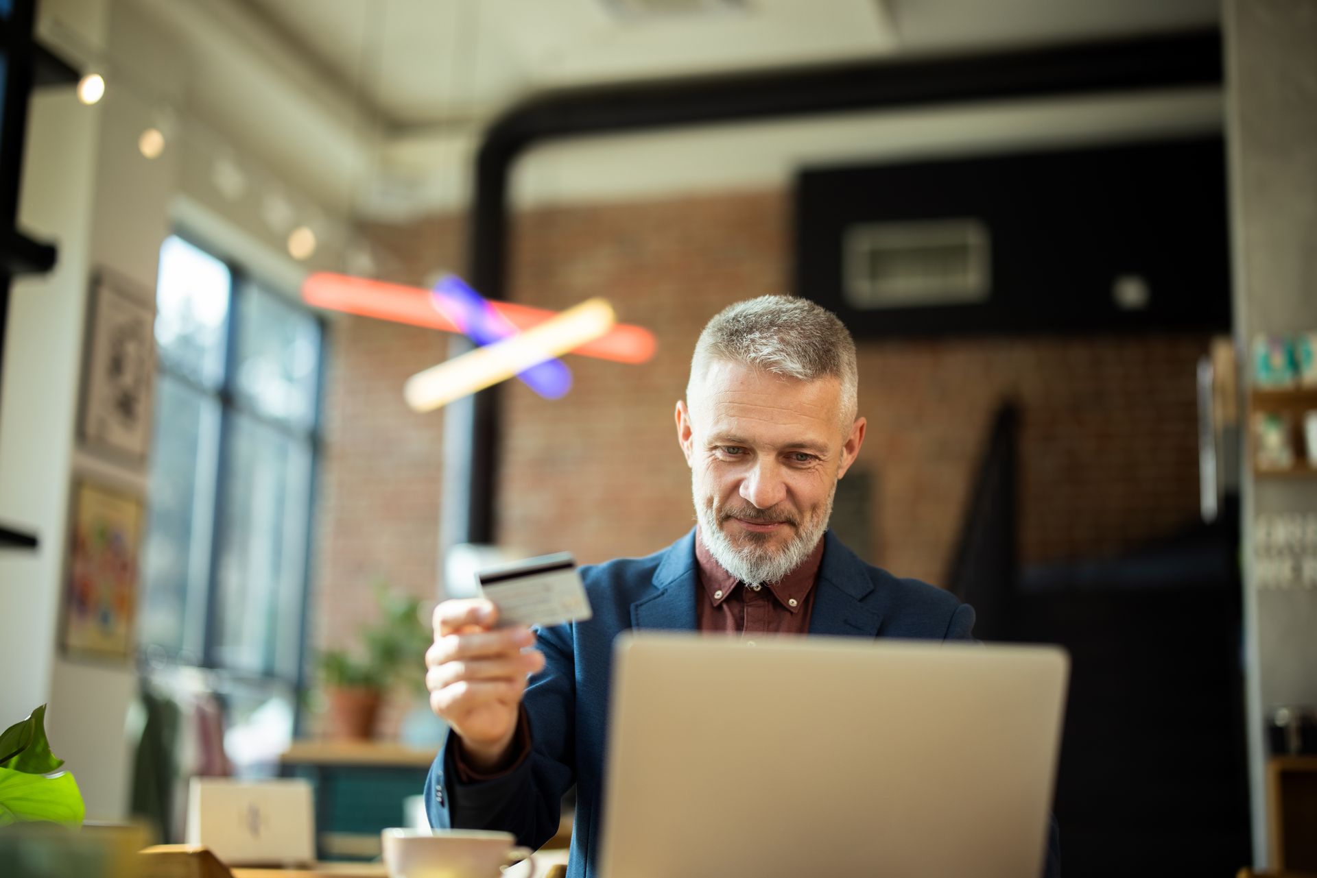 Mann beim Online-Banking