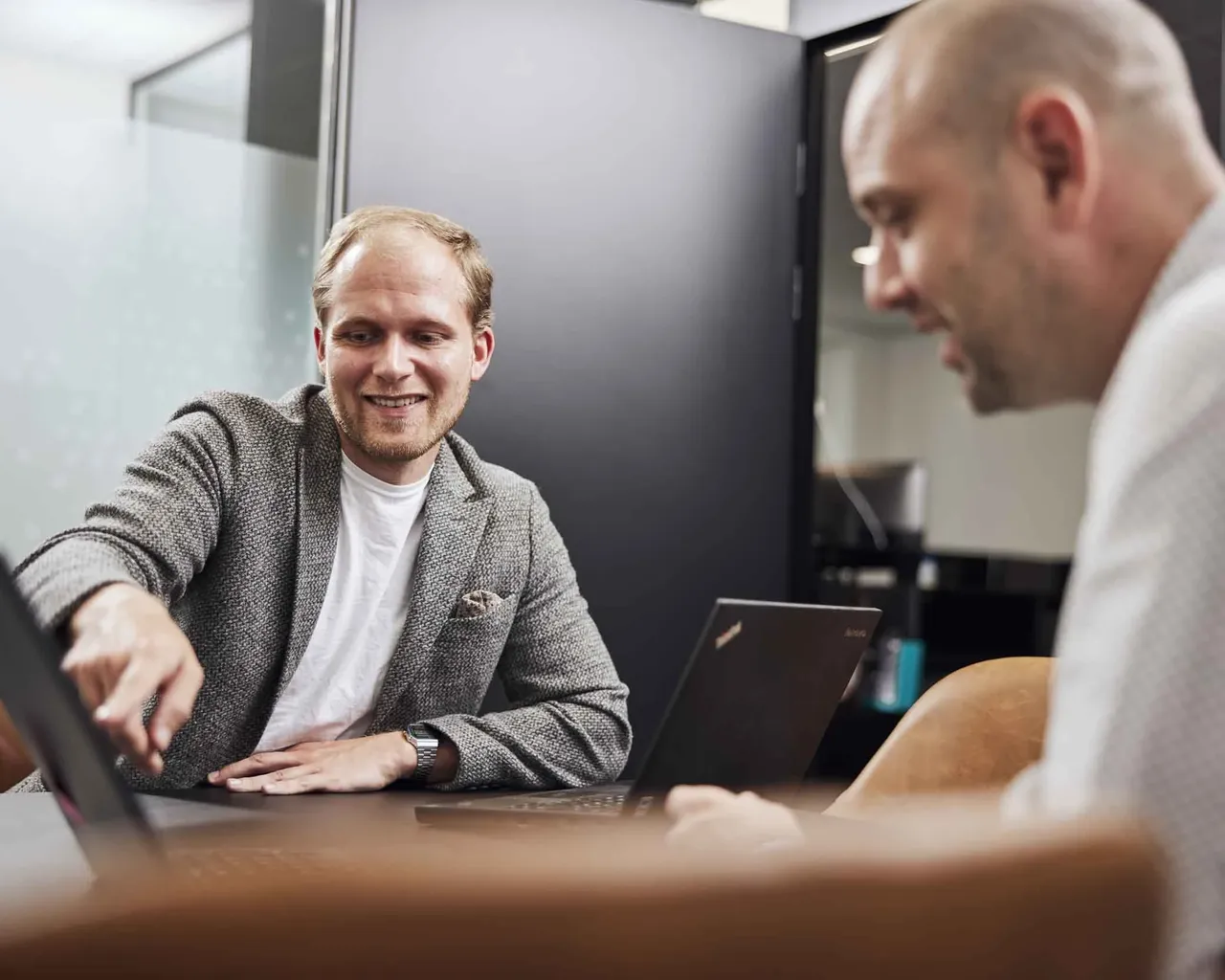 Udviklere gennemgår en eksisterende softwareløsning