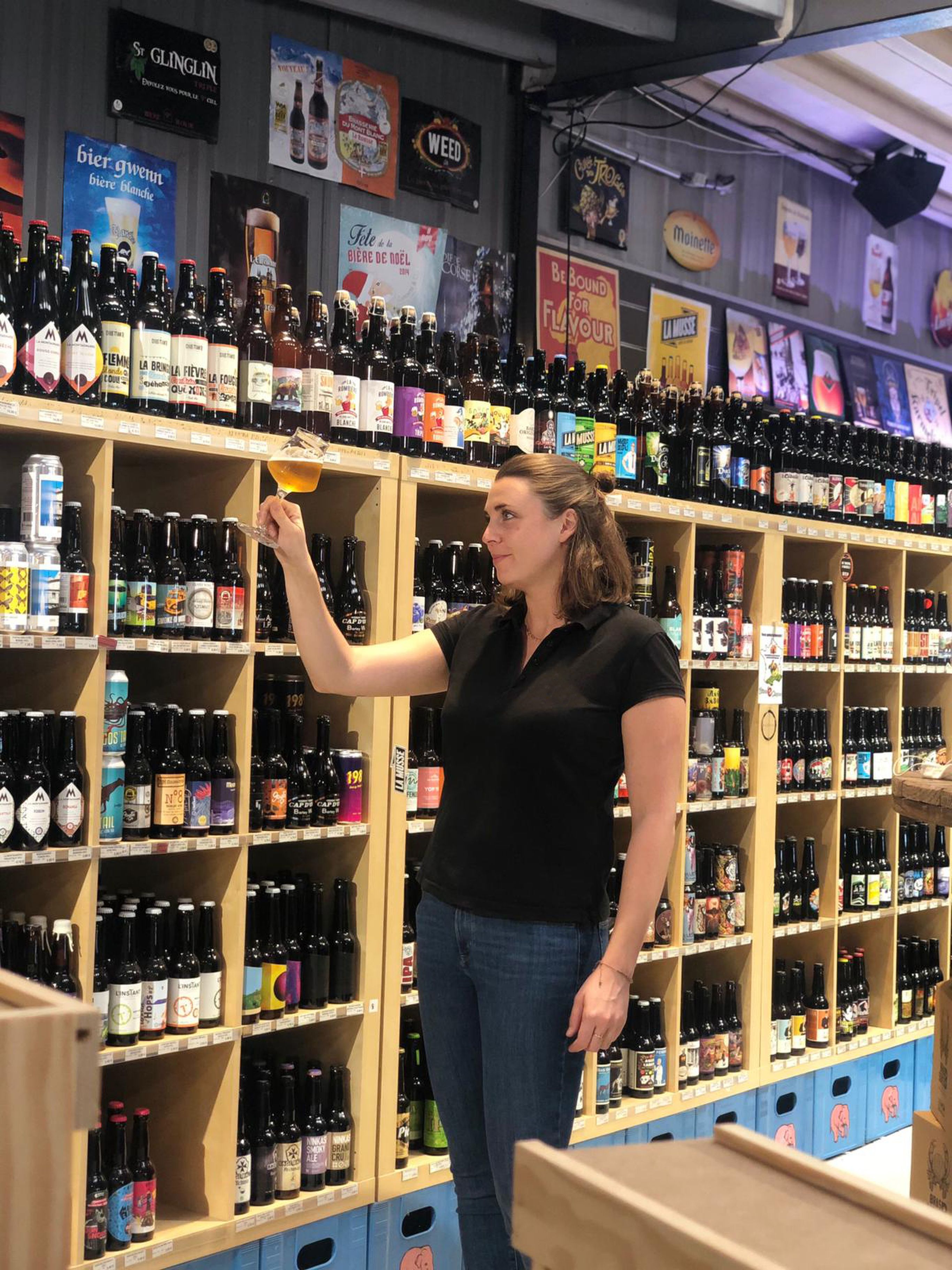 Professionnelle de la bière tenant un verre de bière dans une cave à bière
