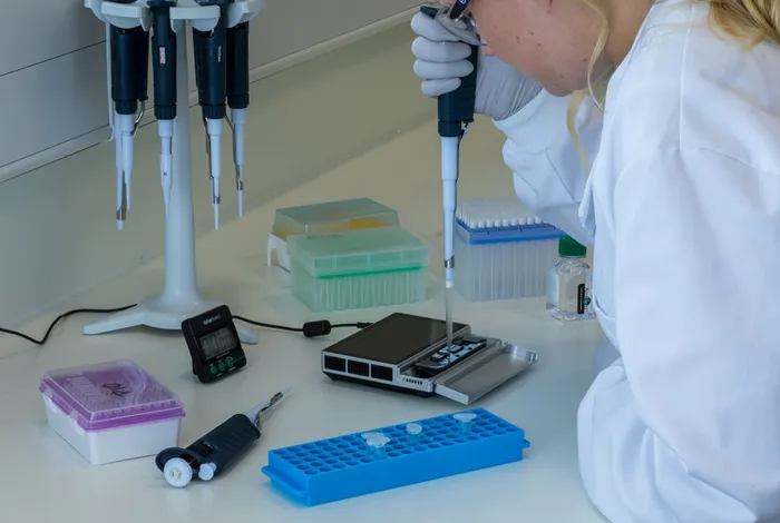 Generating complete, reference quality microbial genomes with 'nanopore only' metagenomic sequencing