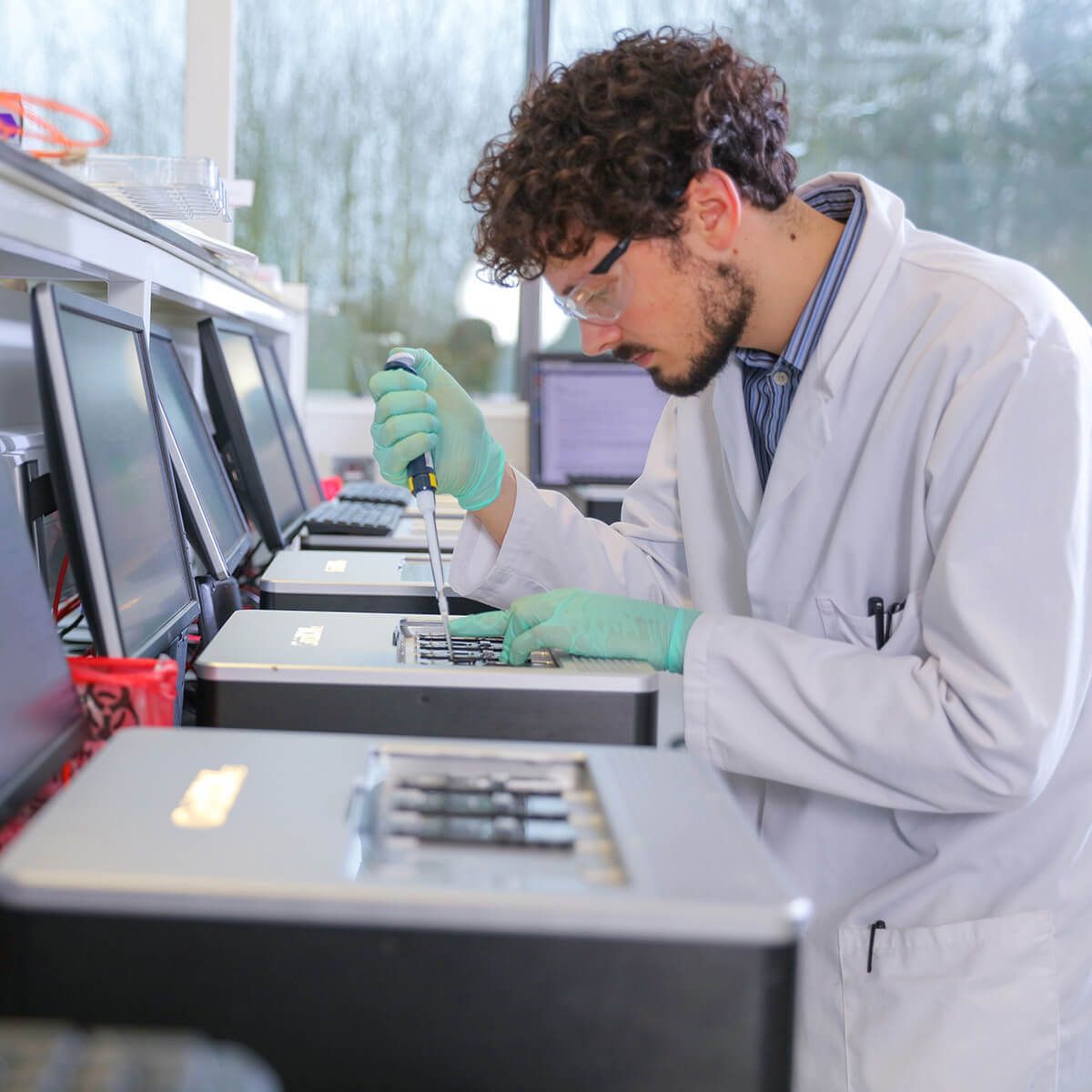 nanpore_lab_gridion_scientist_with_pipette-web