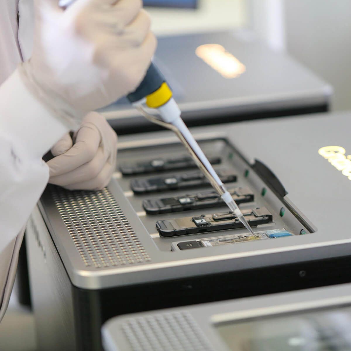 nanpore_lab_gridion_close_up_with_pipette-web