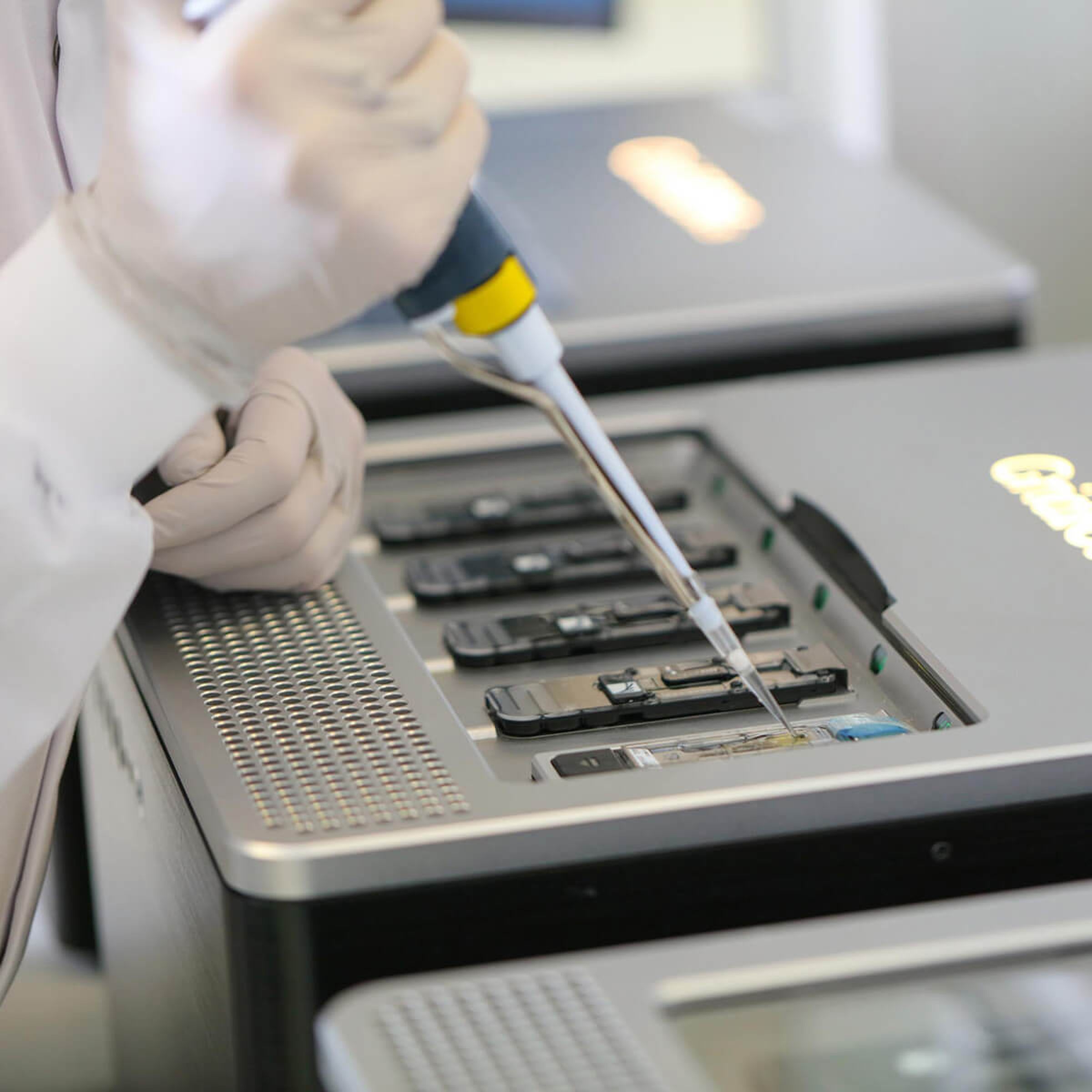 nanpore_lab_gridion_close_up_with_pipette-web