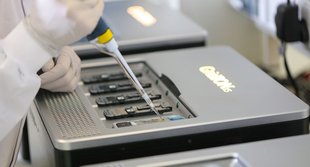 Sample being loaded onto a Flow Cell on a GridION