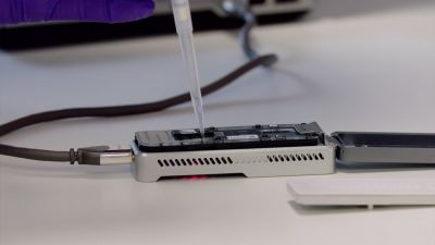 Highly parallel direct RNA sequencing on an array of nanopores